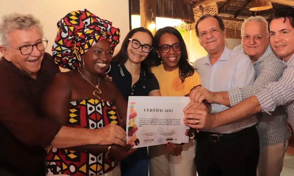 Quase 300 baianas e baianos de acarajé e mingau que atuam em Camaçari, na Costa dos Coqueiros, receberam, nesta segunda-feira (9),