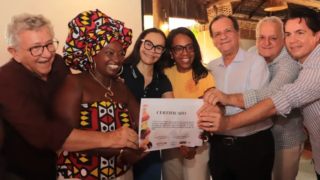 Quase 300 baianas e baianos de acarajé e mingau que atuam em Camaçari, na Costa dos Coqueiros, receberam, nesta segunda-feira (9),