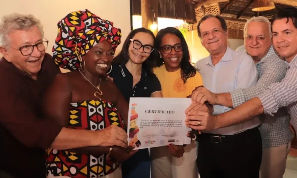 Quase 300 baianas e baianos de acarajé e mingau que atuam em Camaçari, na Costa dos Coqueiros, receberam, nesta segunda-feira (9),