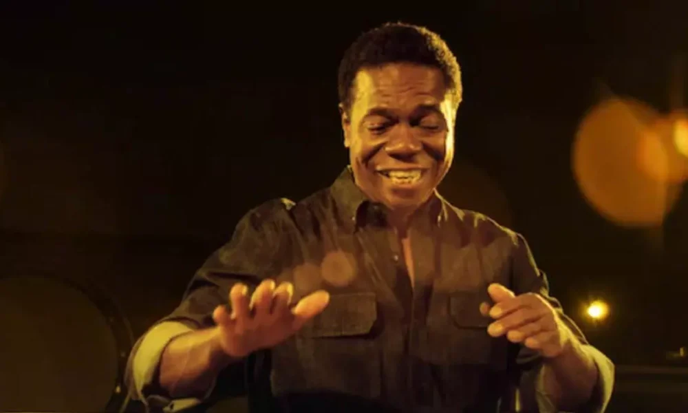 Enquanto os holofotes de Hollywood se acendem neste domingo (15) para a cerimônia do Oscar, o Brasil vive um daqueles