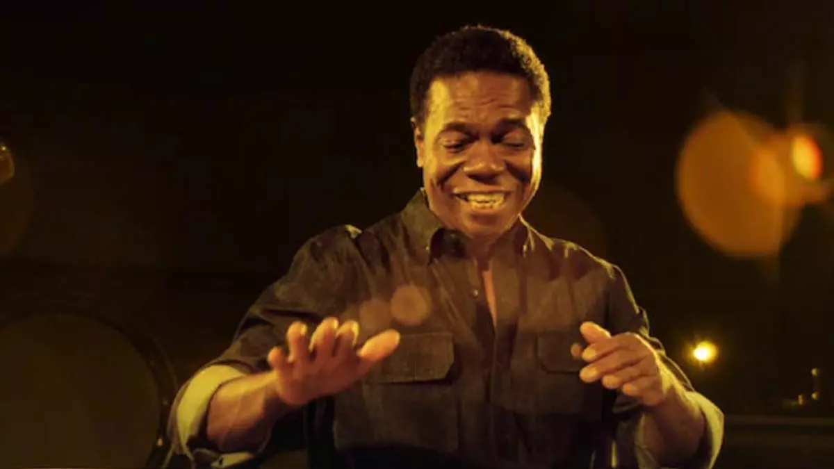 Enquanto os holofotes de Hollywood se acendem neste domingo (15) para a cerimônia do Oscar, o Brasil vive um daqueles