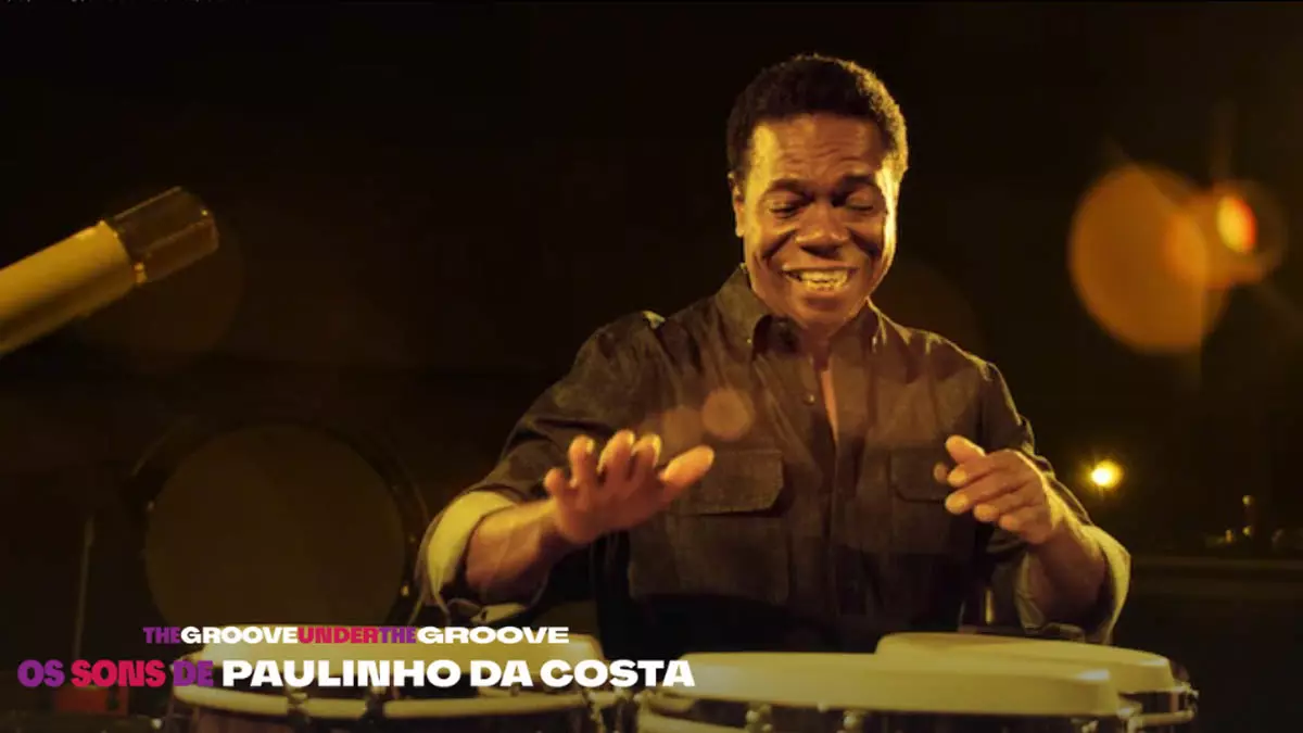 Enquanto os holofotes de Hollywood se acendem neste domingo (15) para a cerimônia do Oscar, o Brasil vive um daqueles