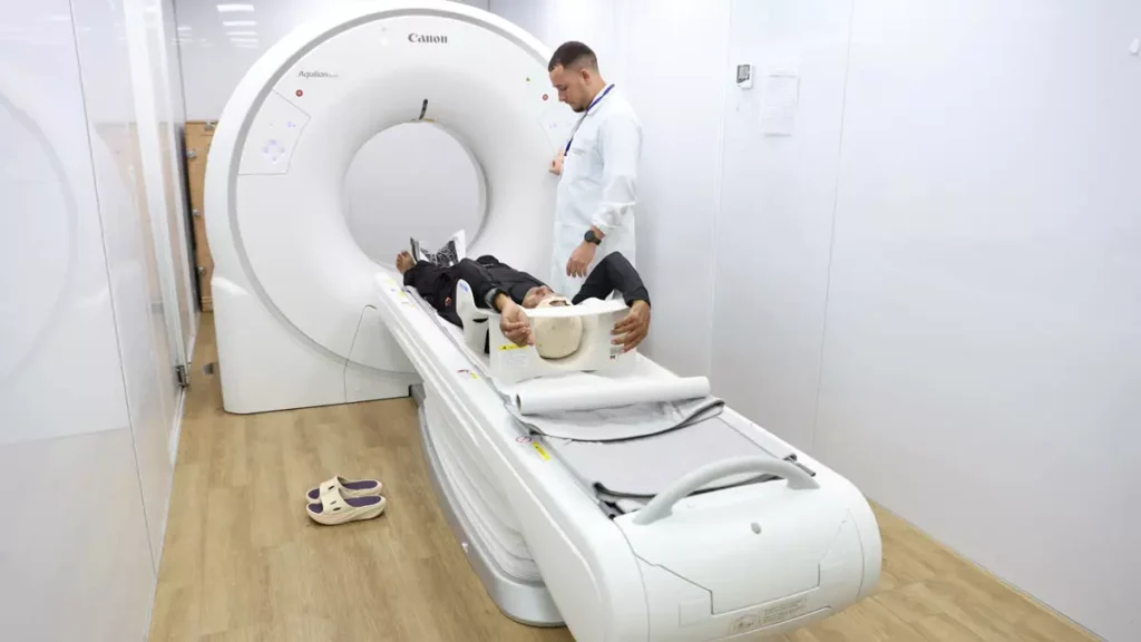 com acesso facilitado à realização de exames de tomografia por meio da unidade móvel do Programa Agora Tem Especialistas. A ação,