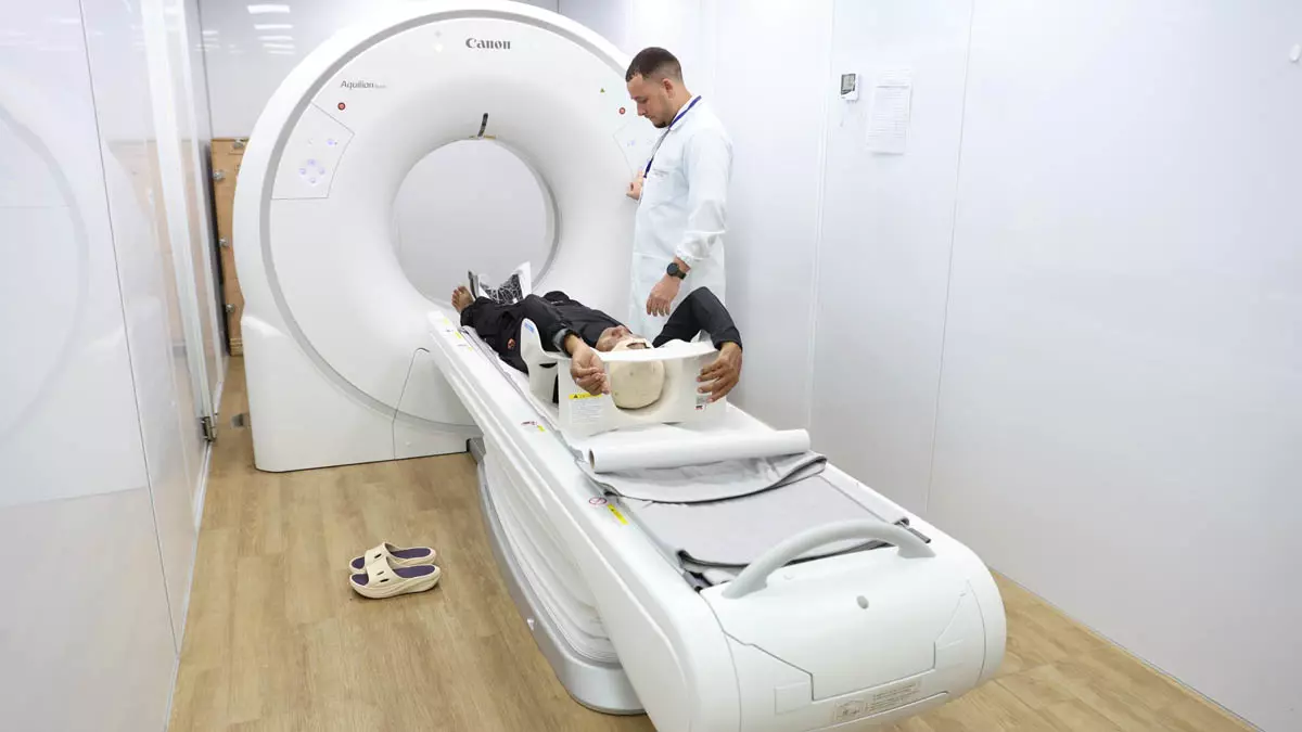 com acesso facilitado à realização de exames de tomografia por meio da unidade móvel do Programa Agora Tem Especialistas. A ação,