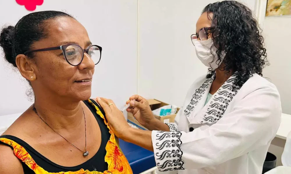 A Secretaria da Saúde do Estado da Bahia (Sesab) recebeu, na última sexta-feira (20) e no sábado (21), a primeira remessa da vacina