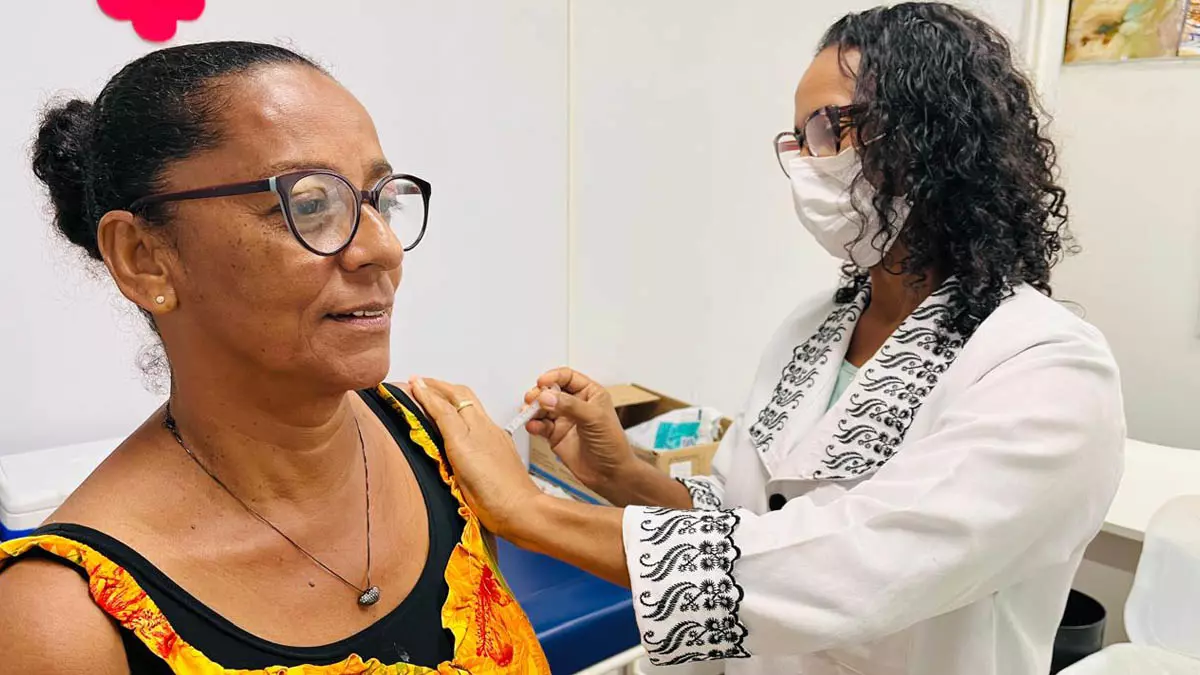 A Secretaria da Saúde do Estado da Bahia (Sesab) recebeu, na última sexta-feira (20) e no sábado (21), a primeira remessa da vacina