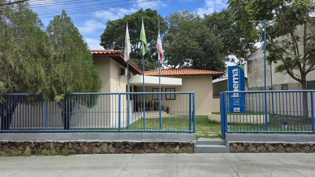 gestão ambiental e dos recursos hídricos, o Instituto do Meio Ambiente e Recursos Hídricos (Inema) mantém uma estrutura descentralizada