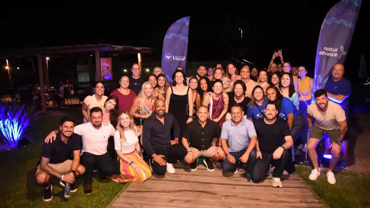 América Latina, foi realizado no Teatro L’Occitane, em Trancoso, e reuniu as convenções das empresas Rextur Advance e Visual Turismo. 