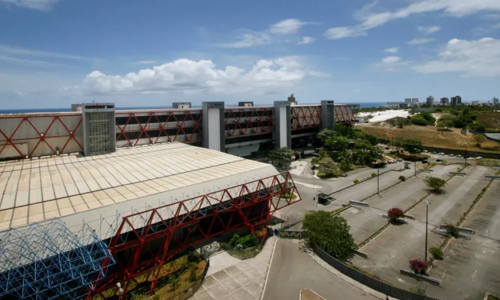 Diário Oficial do Estado (DOE) desta quarta-feira (4), o edital de licitação para o leilão do Antigo Centro de Convenções da Bahia (CCB),