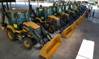 O governador Jerônimo Rodrigues entregou, nesta terça-feira (10), nove retroescavadeiras a municípios baianos,