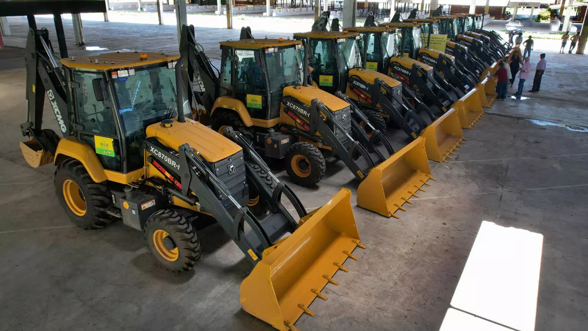 O governador Jerônimo Rodrigues entregou, nesta terça-feira (10), nove retroescavadeiras a municípios baianos,