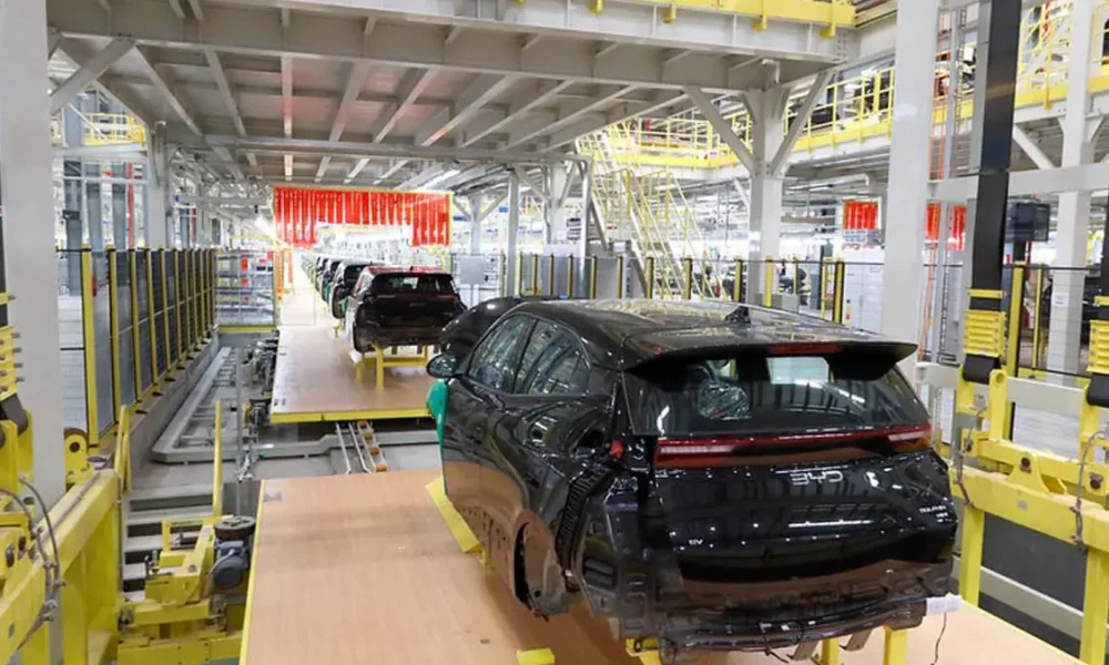 A instalação da montadora chinesa BYD em Camaçari já movimenta quase 10 mil trabalhadores entre operações industriais