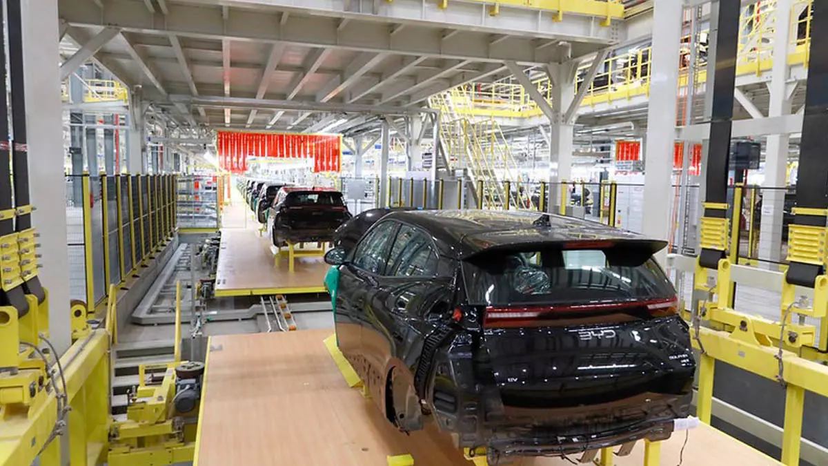 A instalação da montadora chinesa BYD em Camaçari já movimenta quase 10 mil trabalhadores entre operações industriais