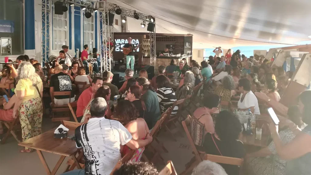 será marcada por uma experiência musical única e emocionante com o projeto “Salvador em Serenata”. A partir das 16h30, ao pôr do so