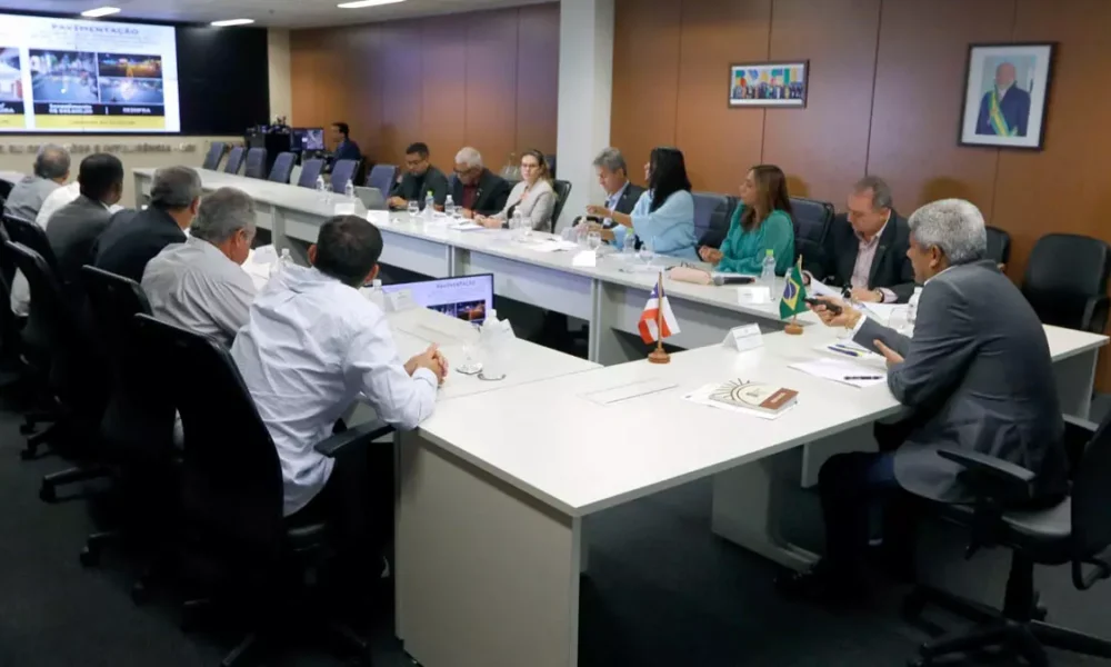 Domicílio (TFD) e equipamentos de saúde destinados à população de Cabaceiras do Paraguaçu. A ação ocorreu durante reunião com o