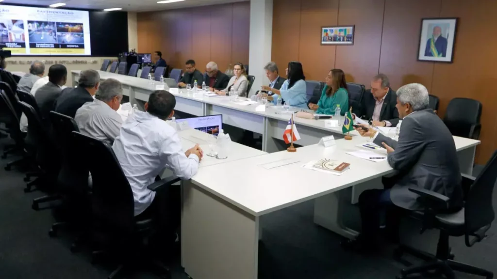 Domicílio (TFD) e equipamentos de saúde destinados à população de Cabaceiras do Paraguaçu. A ação ocorreu durante reunião com o