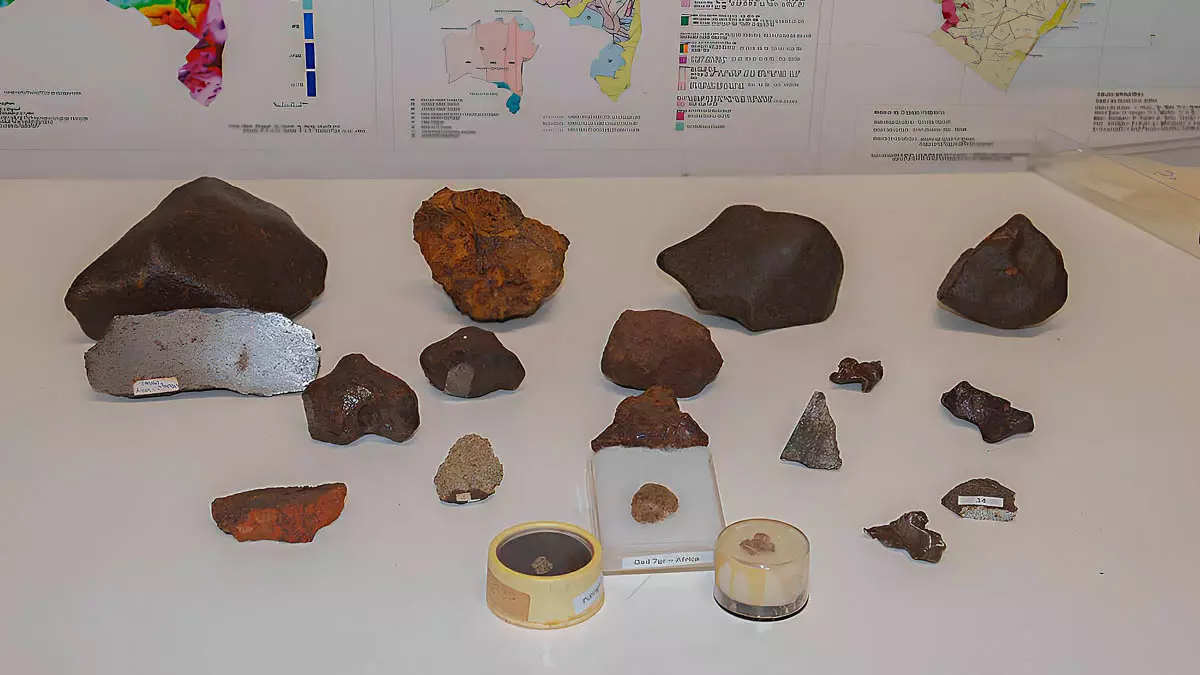 ampliado com a incorporação de uma coleção exclusiva de 74 amostras, composta por 62 fragmentos de meteoritos,