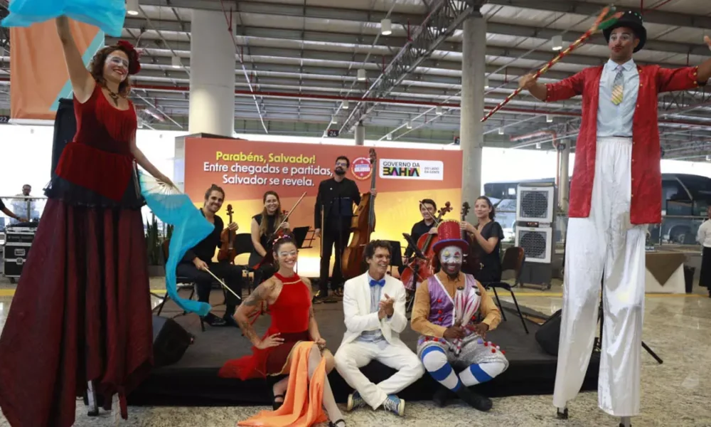 O aniversário de Salvador começou em clima de celebração, música, poesia e arte circense neste domingo (29). A capital baiana