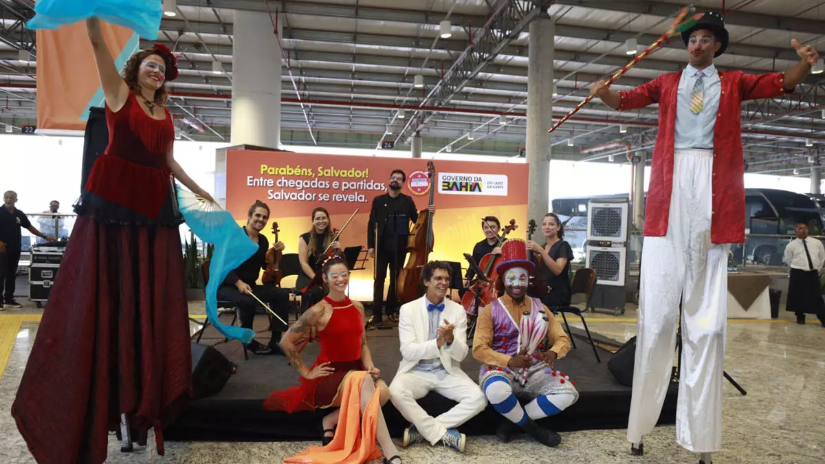 O aniversário de Salvador começou em clima de celebração, música, poesia e arte circense neste domingo (29). A capital baiana