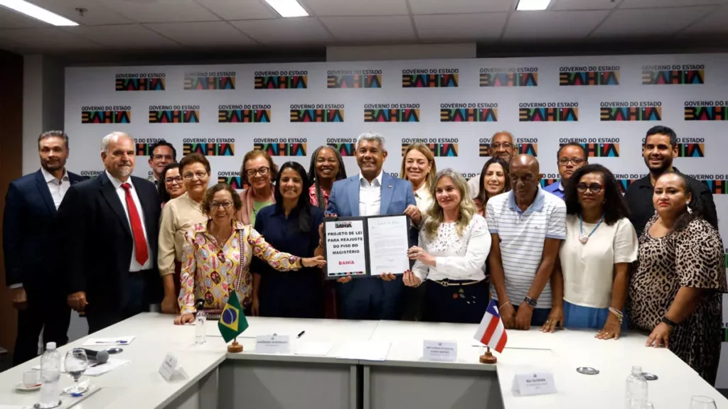 Alba), nesta terça-feira (31), o projeto de lei que atualiza o vencimento da carreira do magistério público estadual,