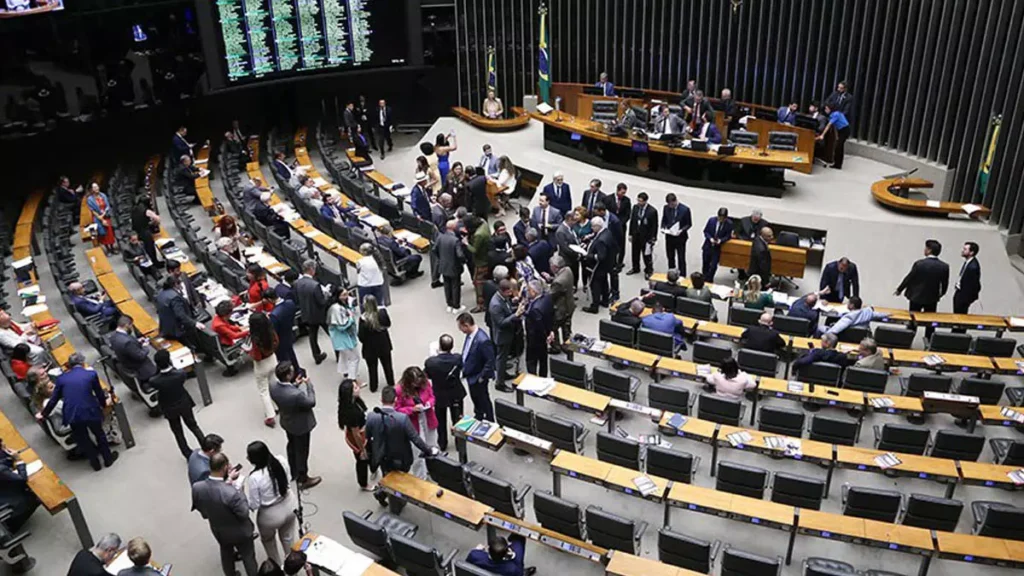 A Câmara dos Deputados aprovou a Proposta de Emenda à Constituição (PEC) 18/2025, conhecida como PEC da Segurança Pública,