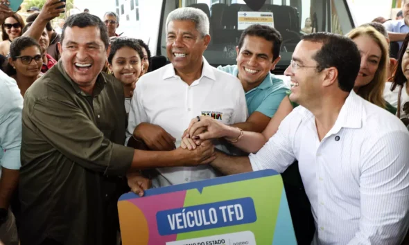 Neste domingo (19), no município de João Dourado, o governador Jerônimo Rodrigues assinou a ordem de serviço que autoriza