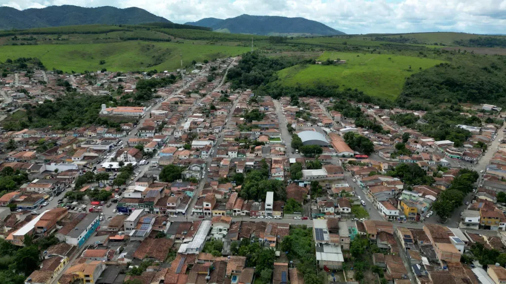 O acesso à água, aos serviços de saúde e à internet foi ampliado em Itagimirim neste sábado (25), com a entrega de um conjunto