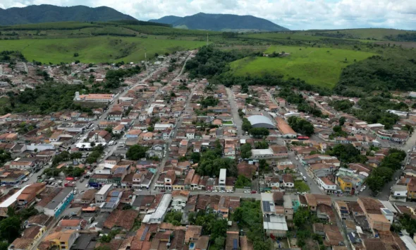 O acesso à água, aos serviços de saúde e à internet foi ampliado em Itagimirim neste sábado (25), com a entrega de um conjunto