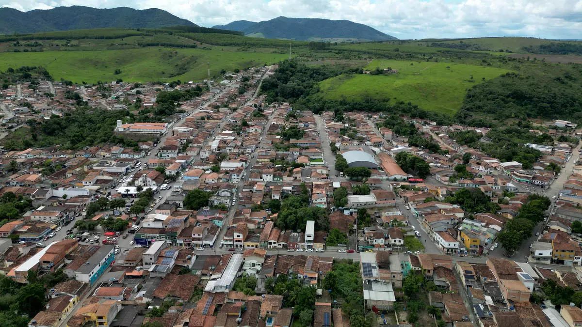 O acesso à água, aos serviços de saúde e à internet foi ampliado em Itagimirim neste sábado (25), com a entrega de um conjunto
