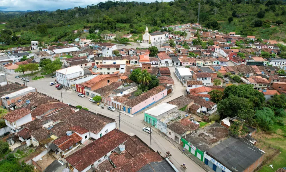 forças opostas, mas com uma dominância clara. De um lado, a figura de Zé Cocá (PP), prefeito de Jequié, que obteve uma