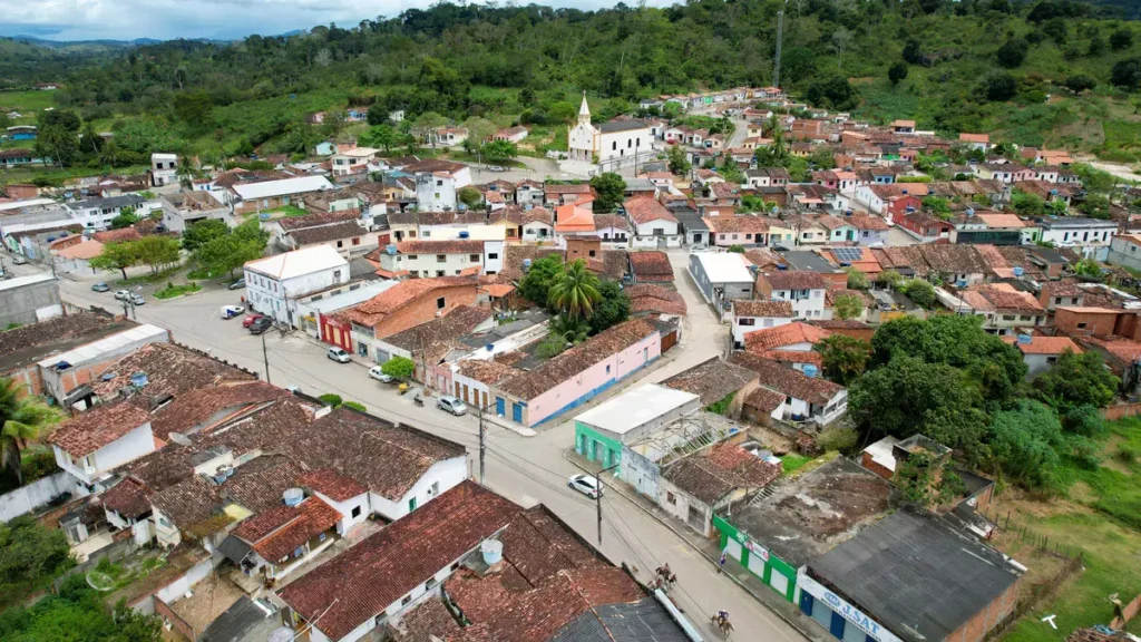 forças opostas, mas com uma dominância clara. De um lado, a figura de Zé Cocá (PP), prefeito de Jequié, que obteve uma