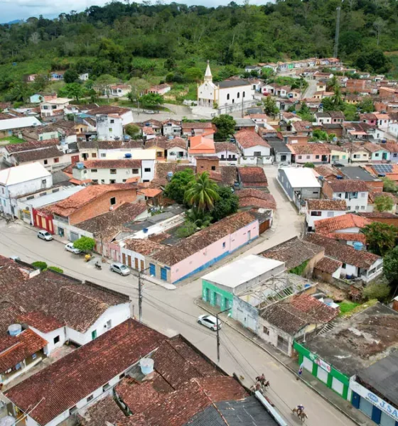 forças opostas, mas com uma dominância clara. De um lado, a figura de Zé Cocá (PP), prefeito de Jequié, que obteve uma