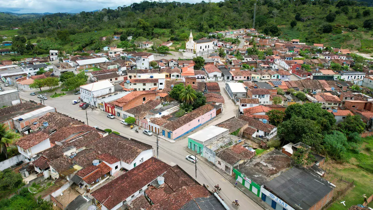 forças opostas, mas com uma dominância clara. De um lado, a figura de Zé Cocá (PP), prefeito de Jequié, que obteve uma