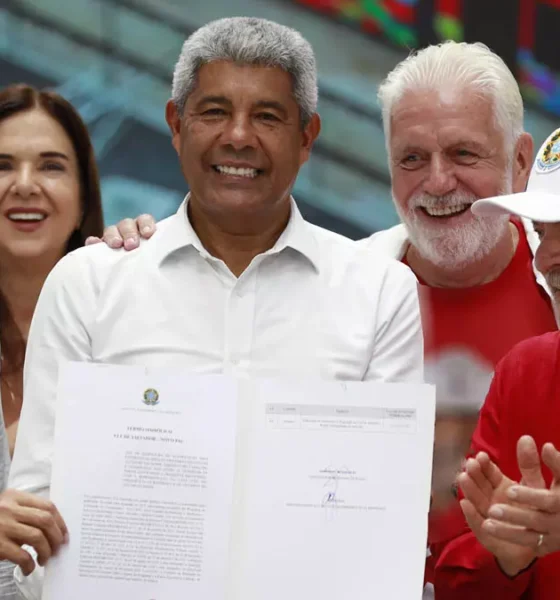 foi recebido na Base Aérea de Salvador pelo governador Jerônimo Rodrigues, pelo ministro da Casa Civil, Rui Costa, e pelos senadores