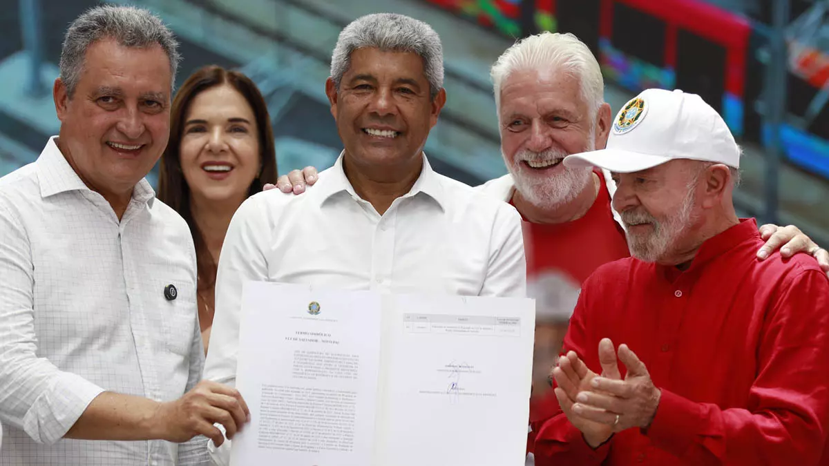 foi recebido na Base Aérea de Salvador pelo governador Jerônimo Rodrigues, pelo ministro da Casa Civil, Rui Costa, e pelos senadores