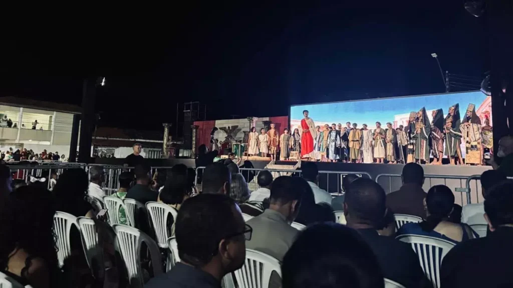 Cerca de oito mil pessoas, entre moradores e visitantes, acompanharam a encenação da Paixão de Cristo na noite da Sexta-feira Santa (3),