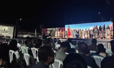 Cerca de oito mil pessoas, entre moradores e visitantes, acompanharam a encenação da Paixão de Cristo na noite da Sexta-feira Santa (3),