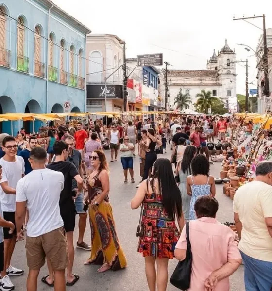 na zona turística da Baía de Todos-os-Santos, a Semana Santa foi marcada por celebrações religiosas e pela tradicional Feira de Caxixis,