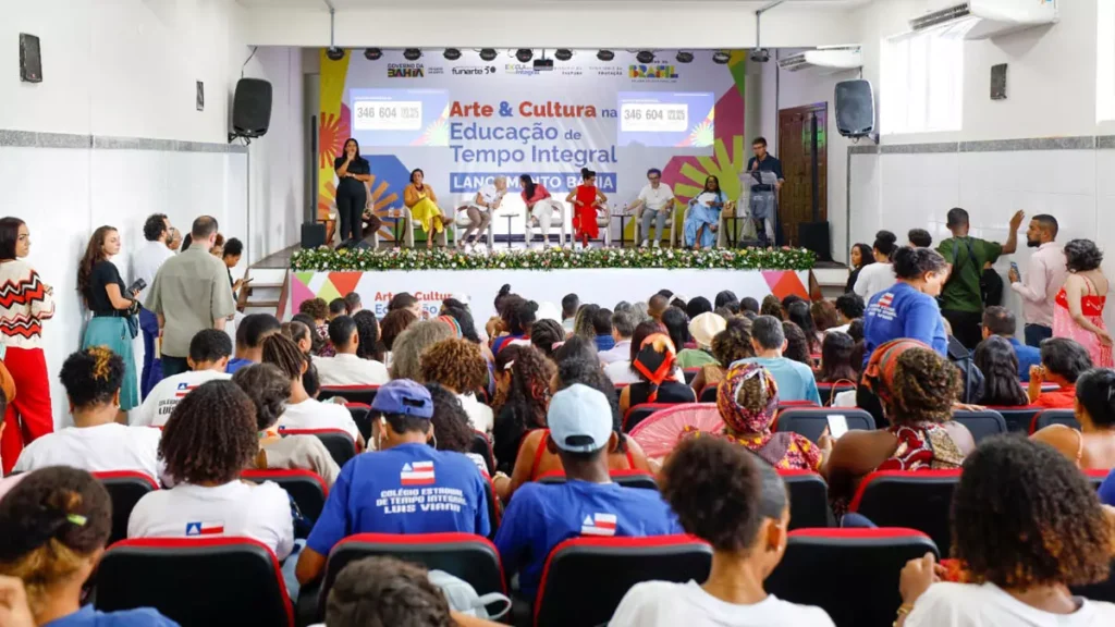 a ação “Arte e Cultura na Educação Integral”. A solenidade ocorreu no Colégio Estadual Luiz Viana, em Salvador, e reuniu gestores públicos,