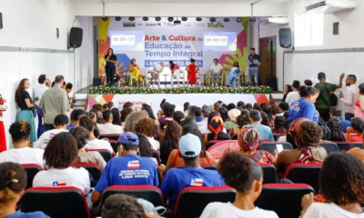 a ação “Arte e Cultura na Educação Integral”. A solenidade ocorreu no Colégio Estadual Luiz Viana, em Salvador, e reuniu gestores públicos,