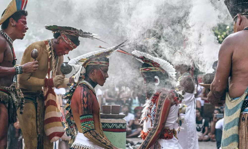 Sob o olhar sensível do fotógrafo Pedro Nunes e curadoria de Uiler Costa, a exposição “Aragwaksã — A Grande Conquista do Território” 
