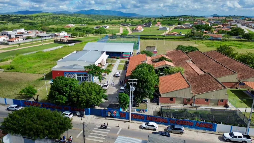 O Governo da Bahia iniciou, nesta sexta-feira (10), uma série de entregas de obras em diferentes regiões do estado.