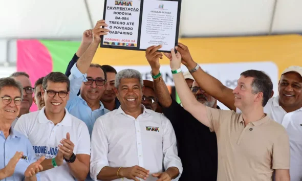 Durante agenda institucional no município de Coronel João Sá, nesta segunda-feira (20), o governador Jerônimo Rodrigues realizou