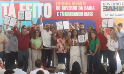 com a assinatura da ordem de serviço para a implantação do Sistema Integrado de Abastecimento de Água (SIAA) no município de Carinhanha