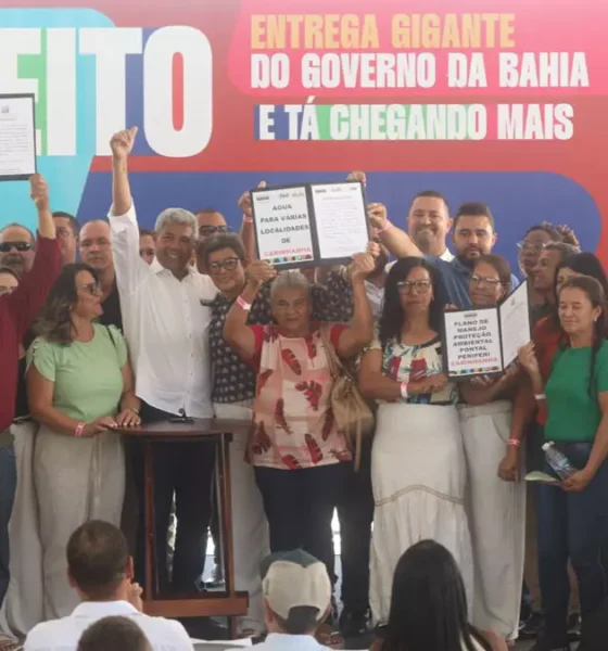 com a assinatura da ordem de serviço para a implantação do Sistema Integrado de Abastecimento de Água (SIAA) no município de Carinhanha