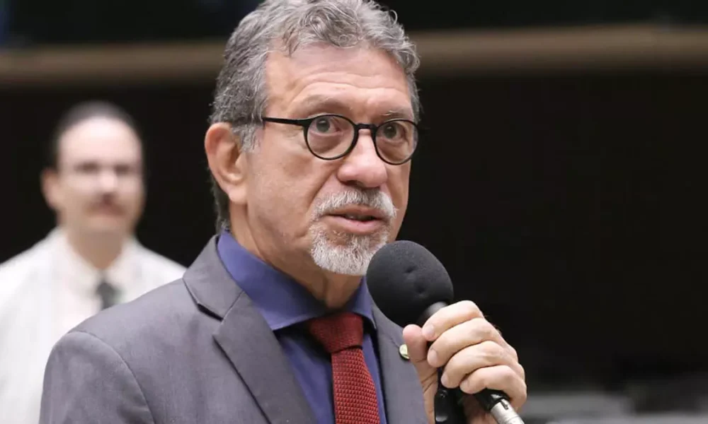 O deputado federal Afonso Florence (PT-BA) afirmou nesta terça-feira (21) que a chegada, em maio, do primeiro navio com mais