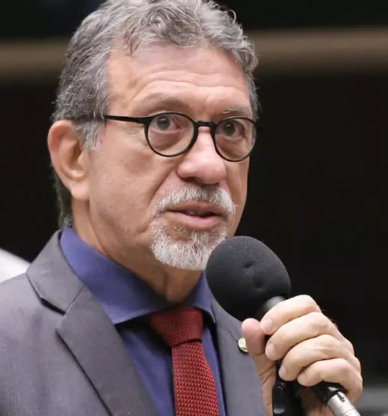 O deputado federal Afonso Florence (PT-BA) afirmou nesta terça-feira (21) que a chegada, em maio, do primeiro navio com mais