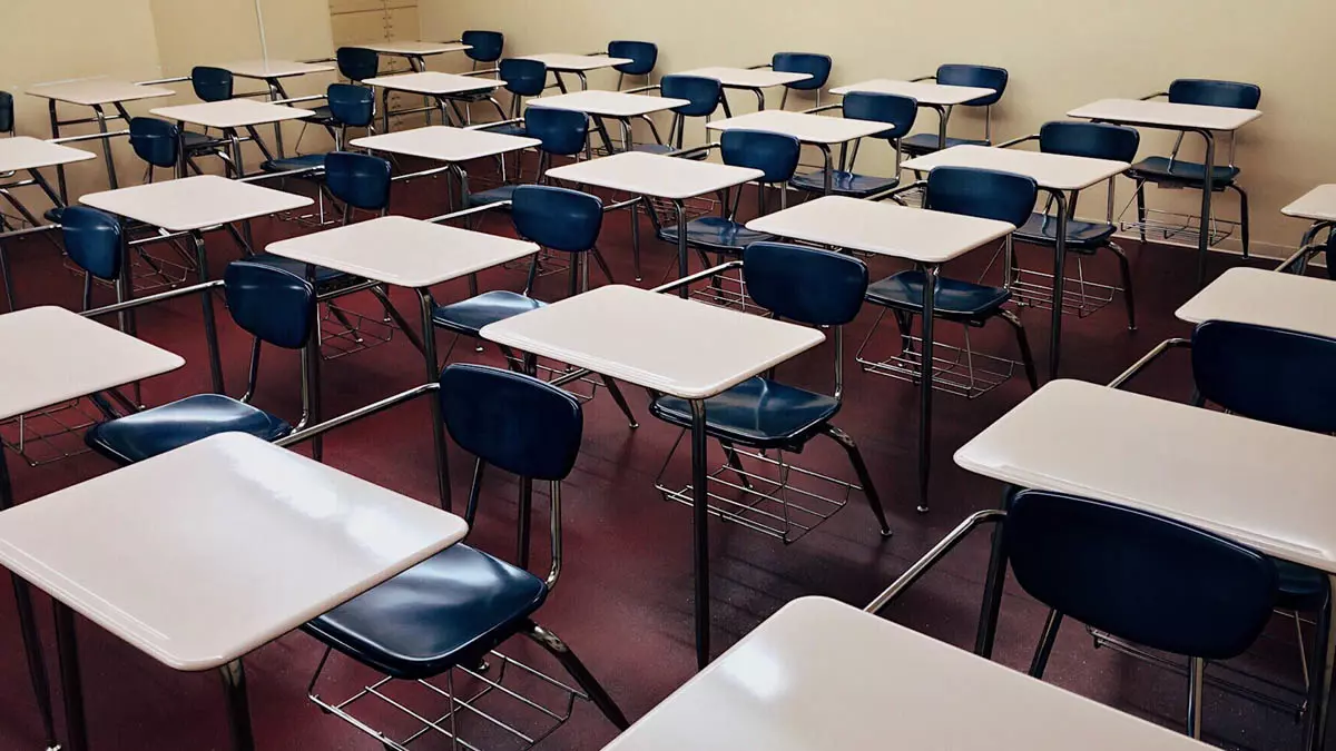 Enquanto o Paraná é apresentado como vitrine da educação pública brasileira — líder no IDEB e campeão em investimentos — uma engrenagem