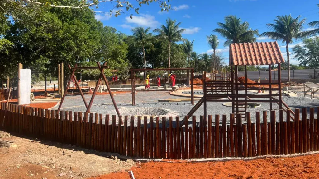 associado à obra de requalificação do Balneário do Tareco, conhecido por suas piscinas naturais de águas límpidas e termais. 