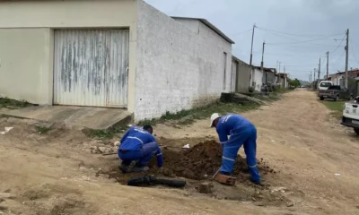 Equipes da Empresa Baiana de Águas e Saneamento (Embasa) retiraram uma ligação fraudulenta na rede distribuidora de água que abastecia